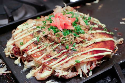  Hiroshiman-Style Okonomiyaki: Experience Creamy Cabbage and Smoky Grilled Goodness!