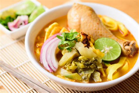  Khao Soi – Taimaisen Mausteinen Seikkailu Kertoo Tarinan Pohjoisesta Thaimaasta!