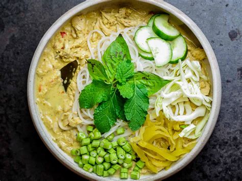  Khanom Jeen Nam Yaaw: Herbaceous Coconut Curry Meets Tangy Sweet and Sour Delight