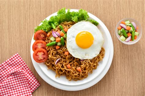  Mie Goreng: Mausteinen ja syvällinen makujen sinfonia suorastaan ​​huumaa!