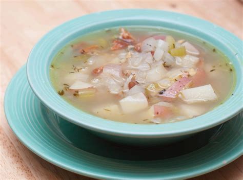  Rhode Island Clam Chowder: A Creamy Comfort Food Experience Enhanced by Fresh Sea Flavors!